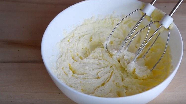 Beat the oil mass with a mixer.