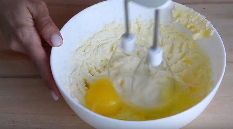 We introduce the egg into the oil mass and continue to beat it.