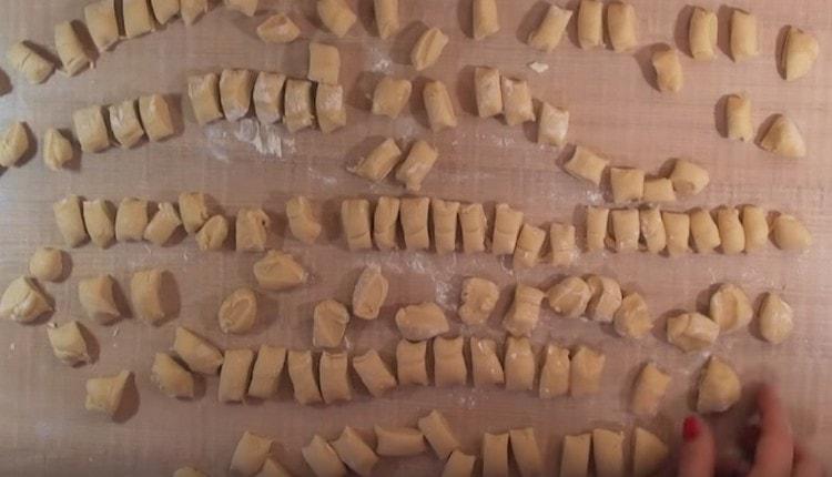 Cut the flagella into small pieces.