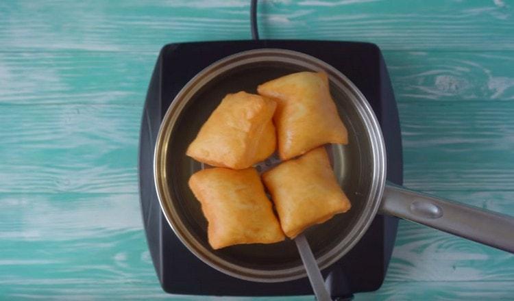 Ready baursaki we get out of the oil with a slotted spoon.