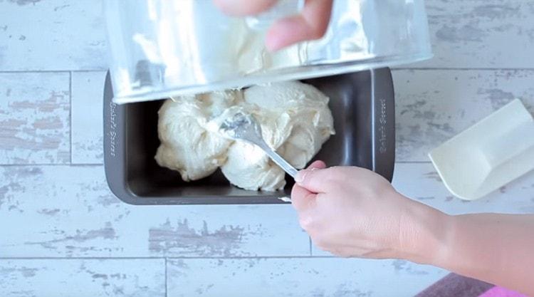 We shift the finished dough into the form.