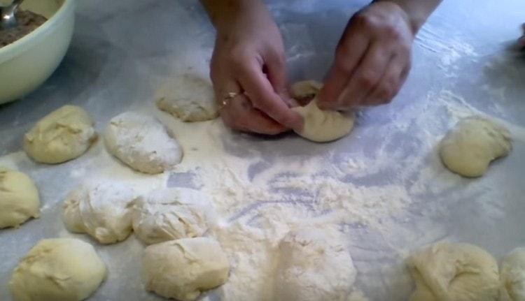 We collect the edges of the dough so that a hole remains in the center of the workpiece.