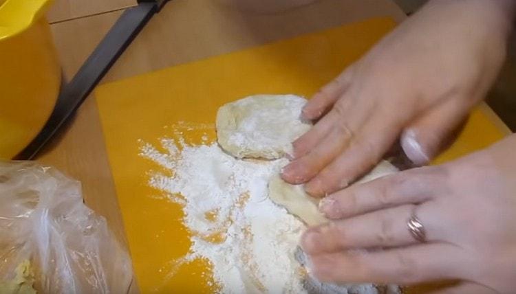 We form small cakes from the dough.