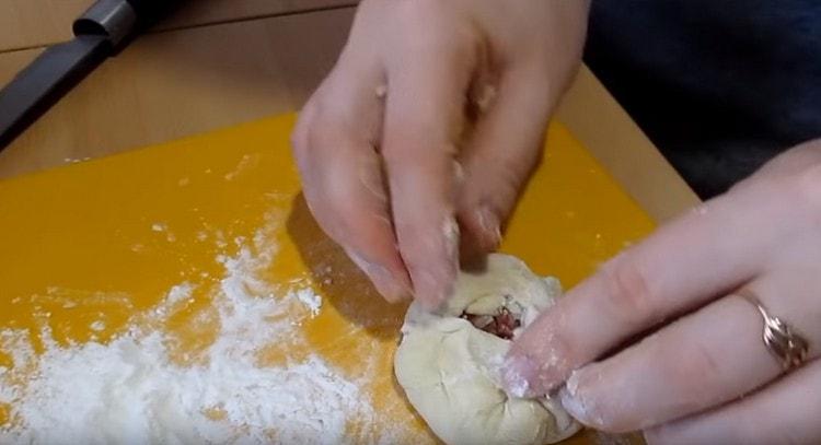 We spread the filling on the center of the cake and collect the dough around it so that a small hole remains.