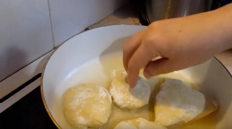 We fry the whites in vegetable oil, laying them on the pan with the hole down.