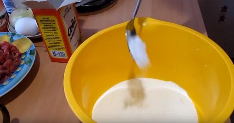 Pour kefir into a bowl, add soda to it.