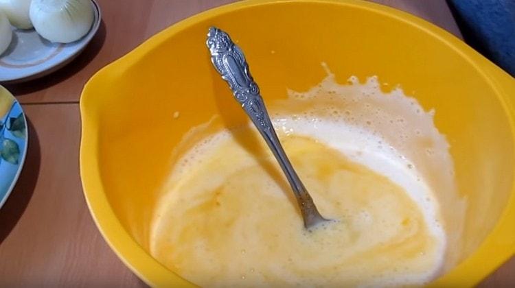 We combine kefir and egg mass.