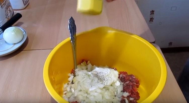 add onion to minced meat, salt, pepper, add sour cream.