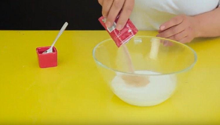 The yeast is dissolved in warm water with the addition of cream.