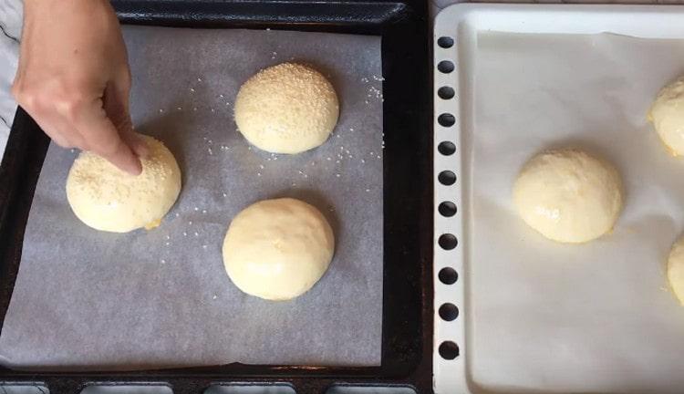 Sprinkle the workpiece with sesame seeds.