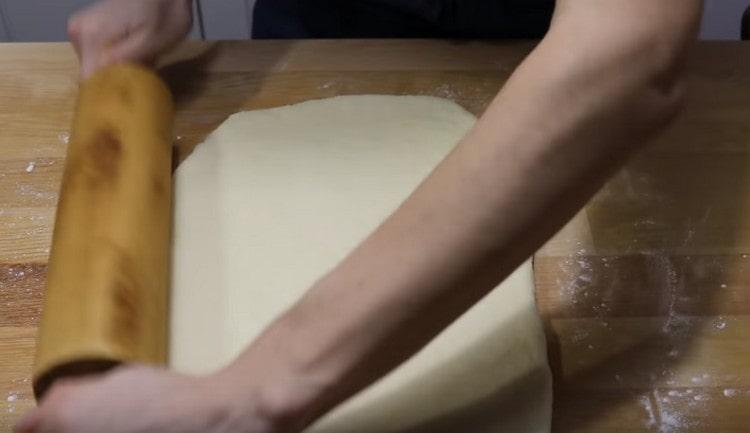 Roll out the workpiece with oil a little.