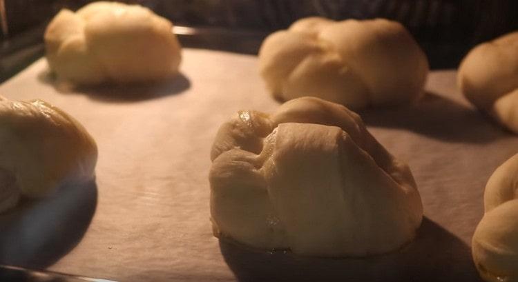 The raised buns are sent to the oven for 15 minutes.