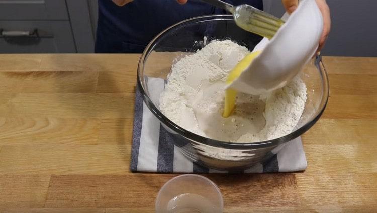 Following the yeast, we pour the egg mass, as well as the remaining warm water.