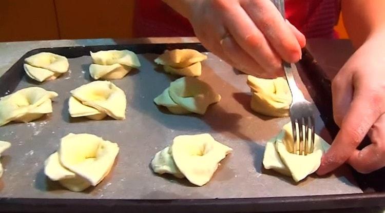 We pierce the bottom of each rosette with a fork.