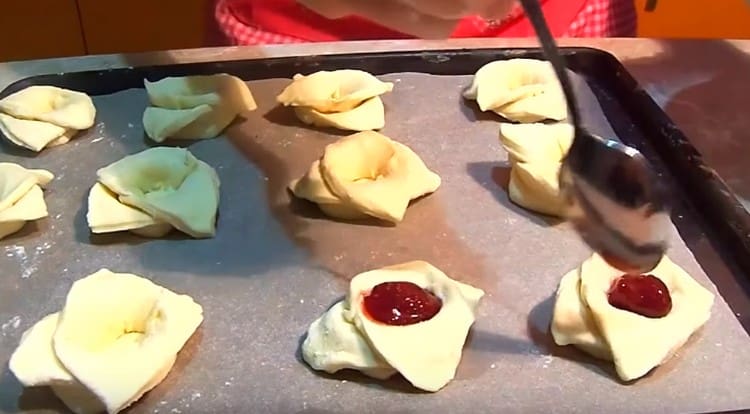 Put jam in the center of the workpiece.