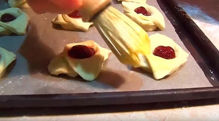 Grease the buns with a beaten egg.