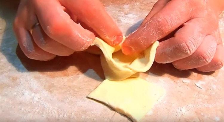 See how to correctly connect the edges of the workpiece.