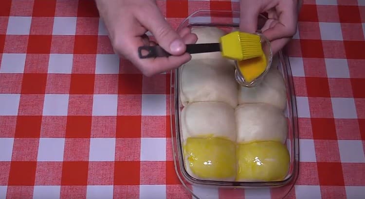 When the buns rise, grease them with a mixture of whipped yolk with milk.