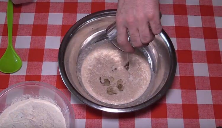 Add salt and vegetable oil to the yeast mass.