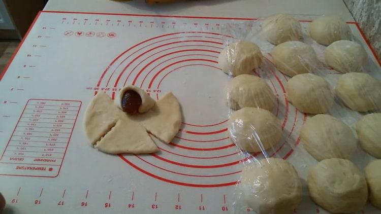 To make rose buns, put the dough in a bag