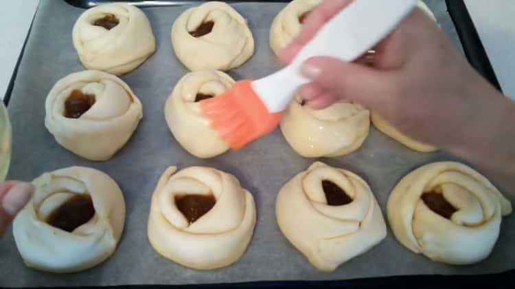 To make a bun of roses, grease the dough with an egg