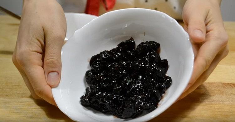 Drain the liquid from the cherry jam.