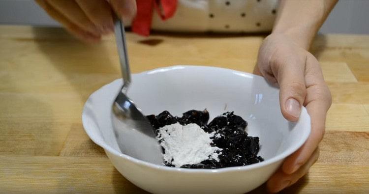 Add starch to the remaining cherries, mix.