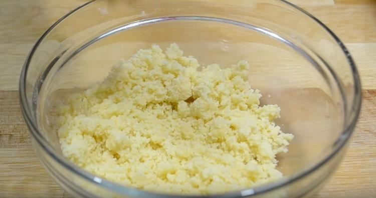 Grind the ingredients to get the confectionery chips.