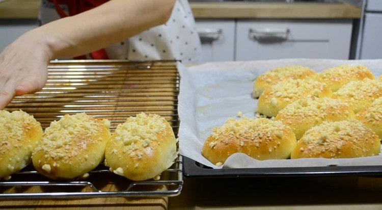 We transfer the finished buns to the wire rack and let them cool.