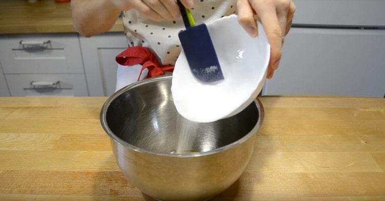 Add sugar to the egg.