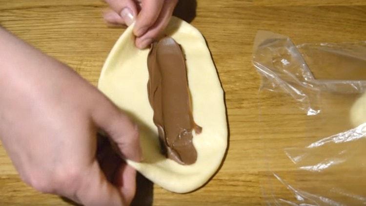 Put the filling on the center of the cake.