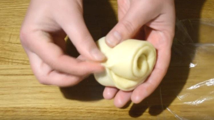 Having plucked the edges, twist a long cake into a roll and get a rose.