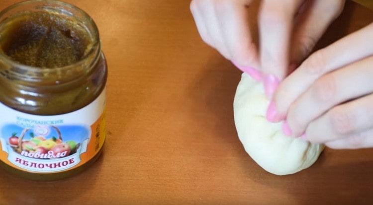 We collect the edges of the cakes, pinch them, form a round bun.