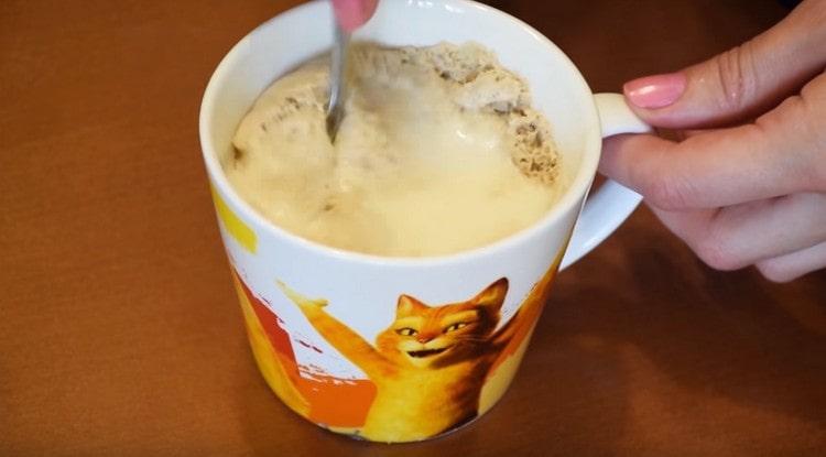 Mix the dough and leave in a warm place.