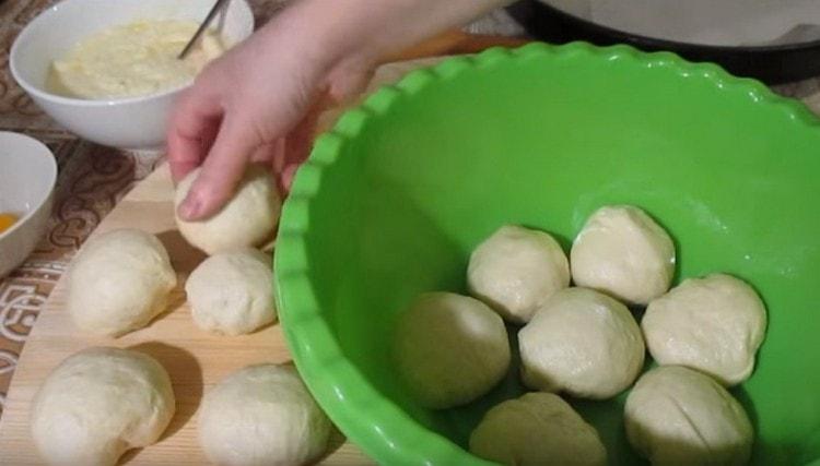 We divide the dough into portioned balls.