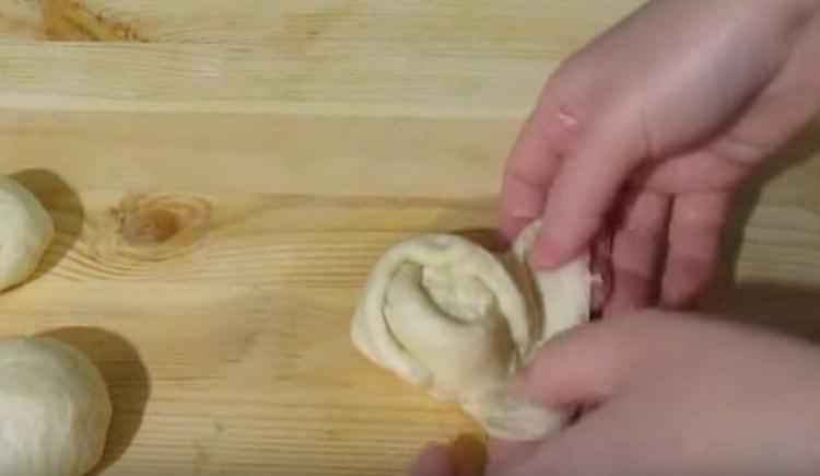 put the filling on the center of the workpiece and collect the dough with petals.
