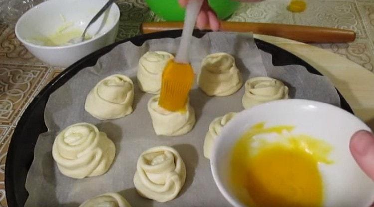 Grease the buns with whipped yolk.