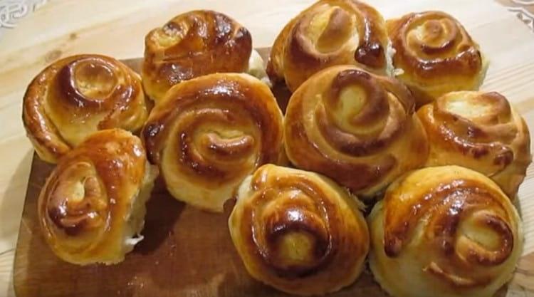Such buns with cottage cheese in the oven are very tasty.