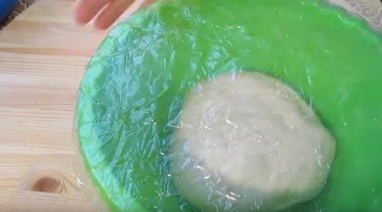 Leave the dough to rise.