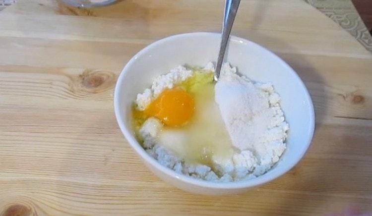 Add the egg and sugar to the curd. vanilla sugar.