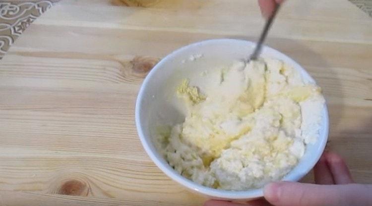Stir the cottage cheese with sugar and egg.
