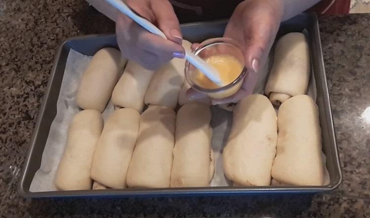 Then grease the workpiece with a beaten egg.