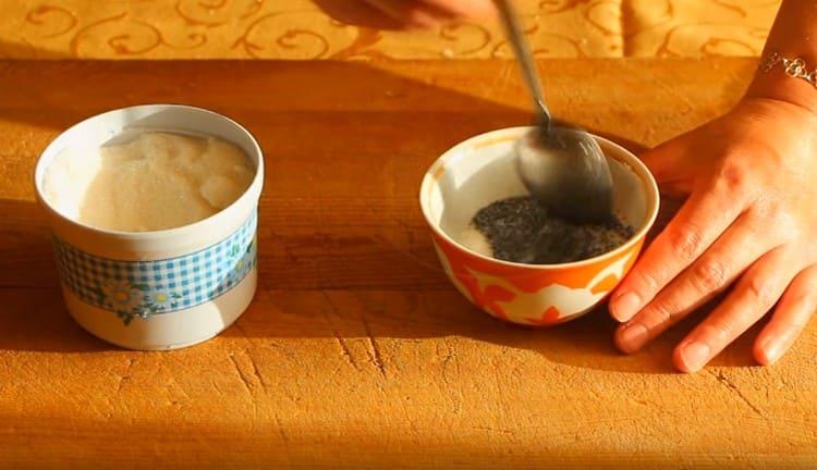 Mix poppy seeds with sugar.
