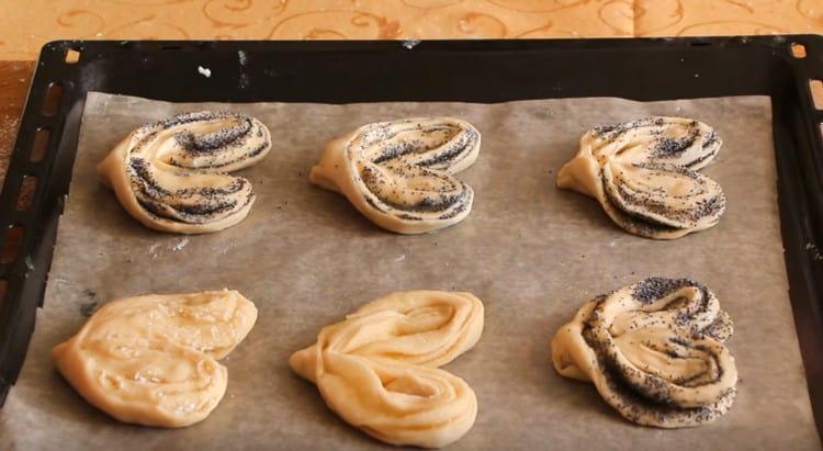 We spread future buns on a baking sheet covered with parchment.