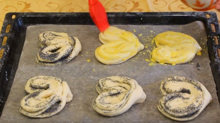 Grease the buns with a mixture of eggs and milk.