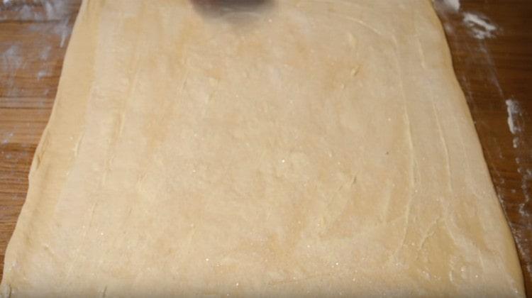 Sprinkle the dough with sugar.