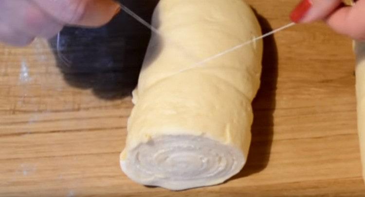 Having rolled the dough into a roll, we cut it into portioned billets.