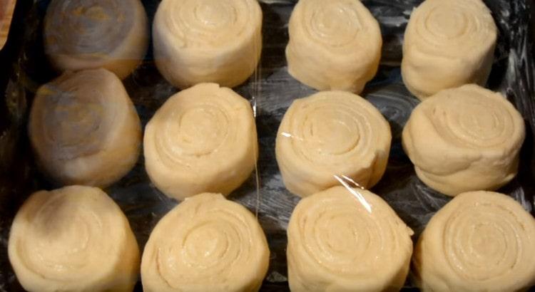 We spread the blanks on a baking sheet greased with butter and cover with cling film so that they still rise.