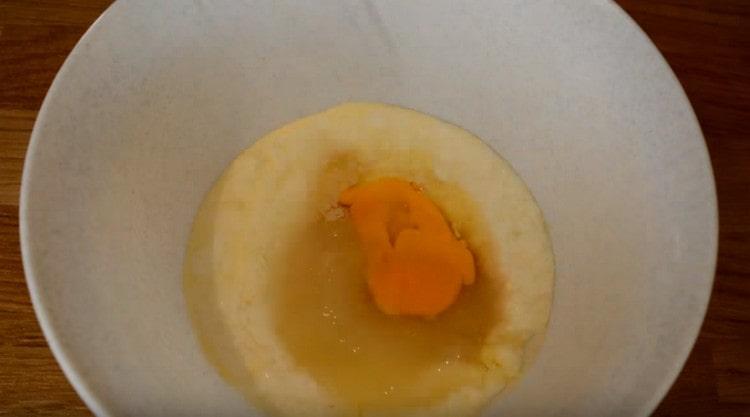 In heated sour milk, add sugar, salt, yeast, egg and vegetable oil.