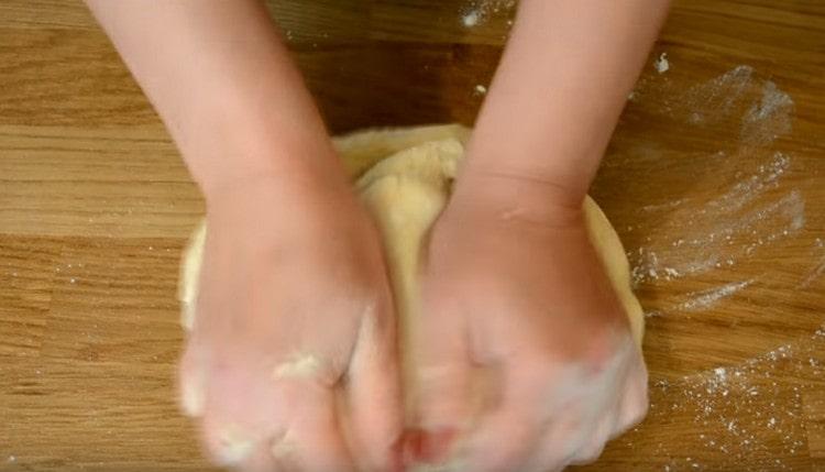 Add the remaining flour and mix it in the dough.